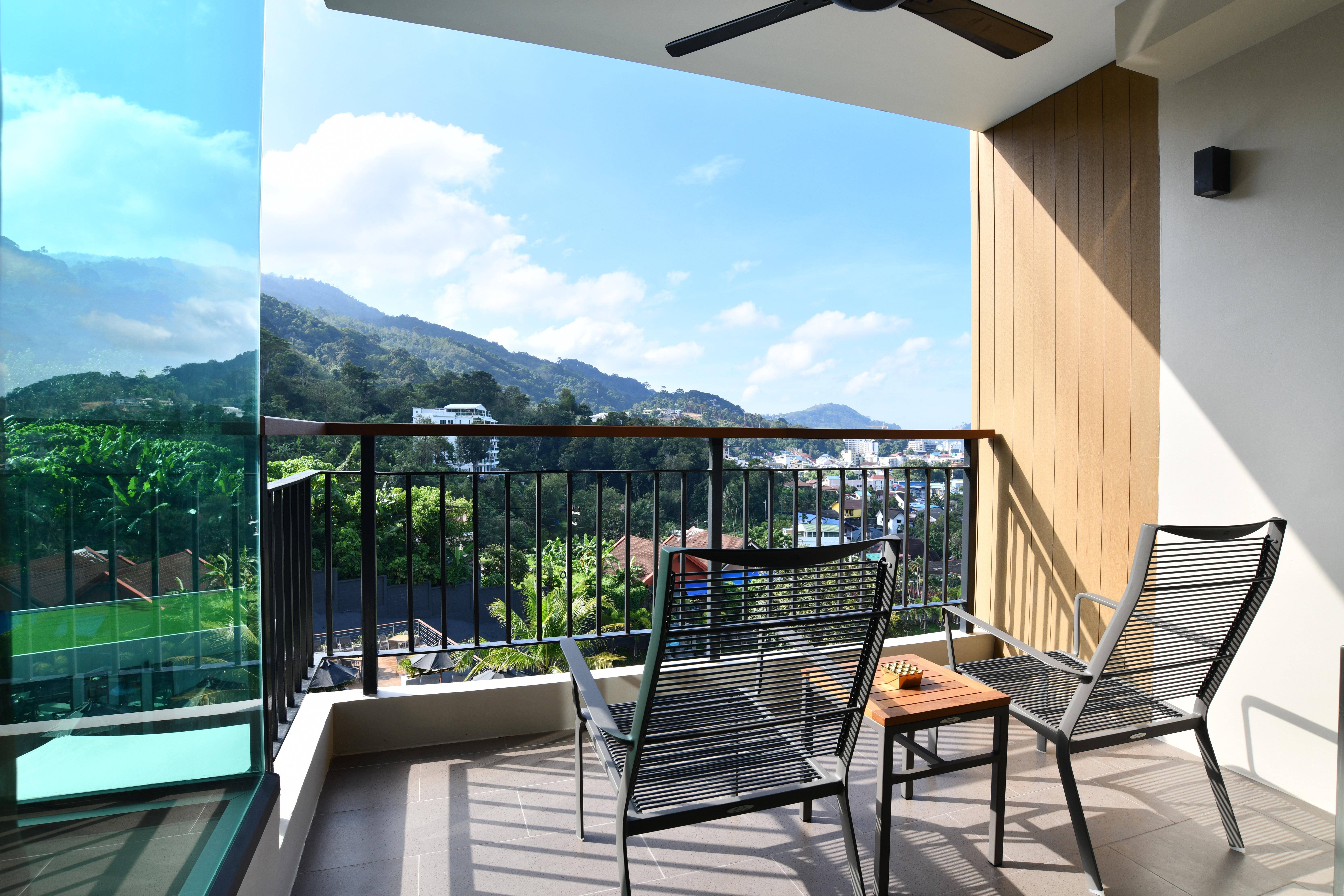 Skyview Resort Phuket Patong Beach Extérieur photo A balcony