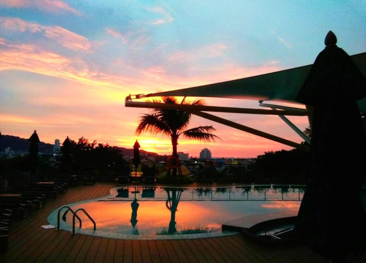 Skyview Resort Phuket Patong Beach Extérieur photo Sunset at the pool