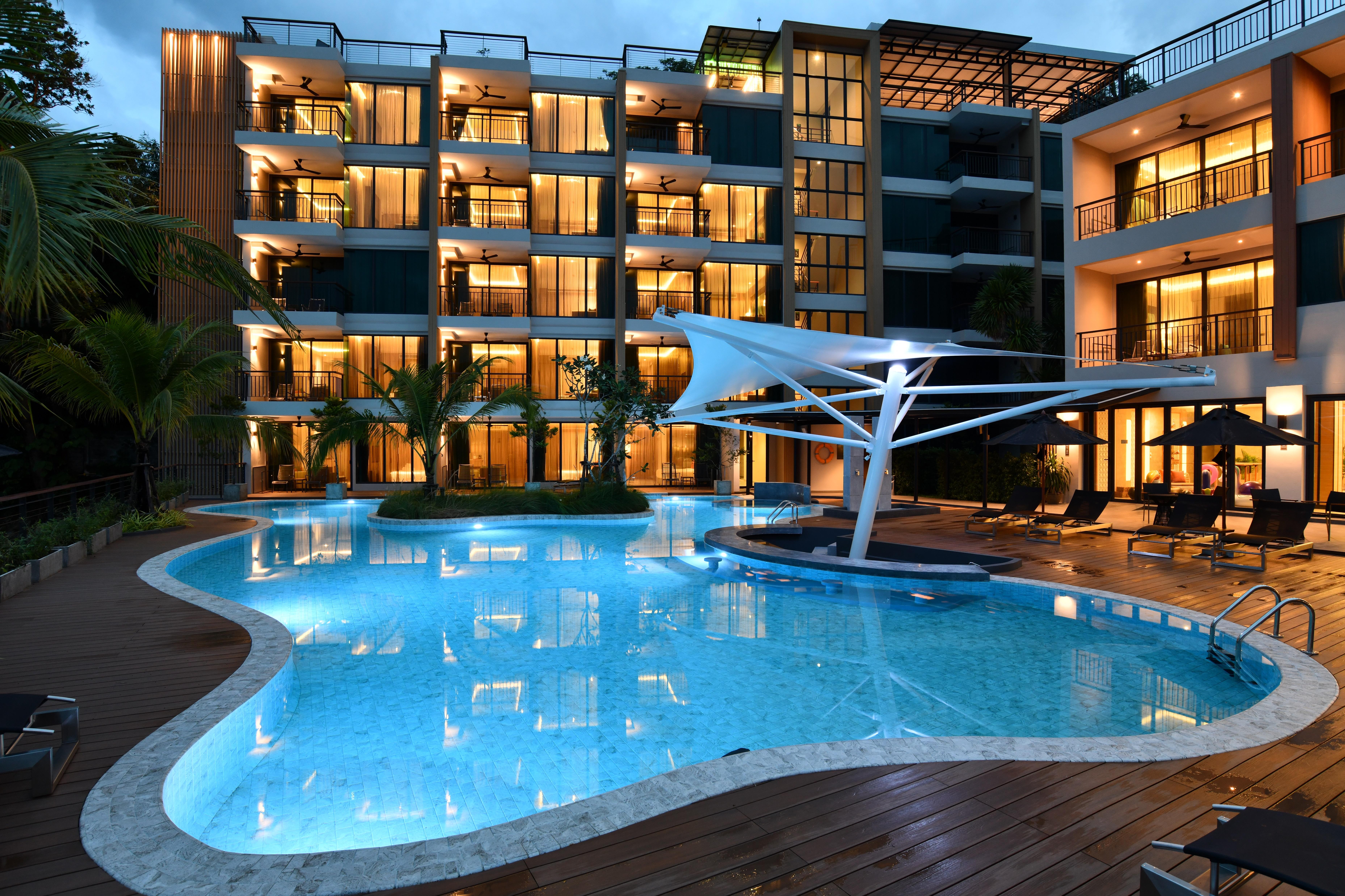Skyview Resort Phuket Patong Beach Extérieur photo The swimming pool at the hotel