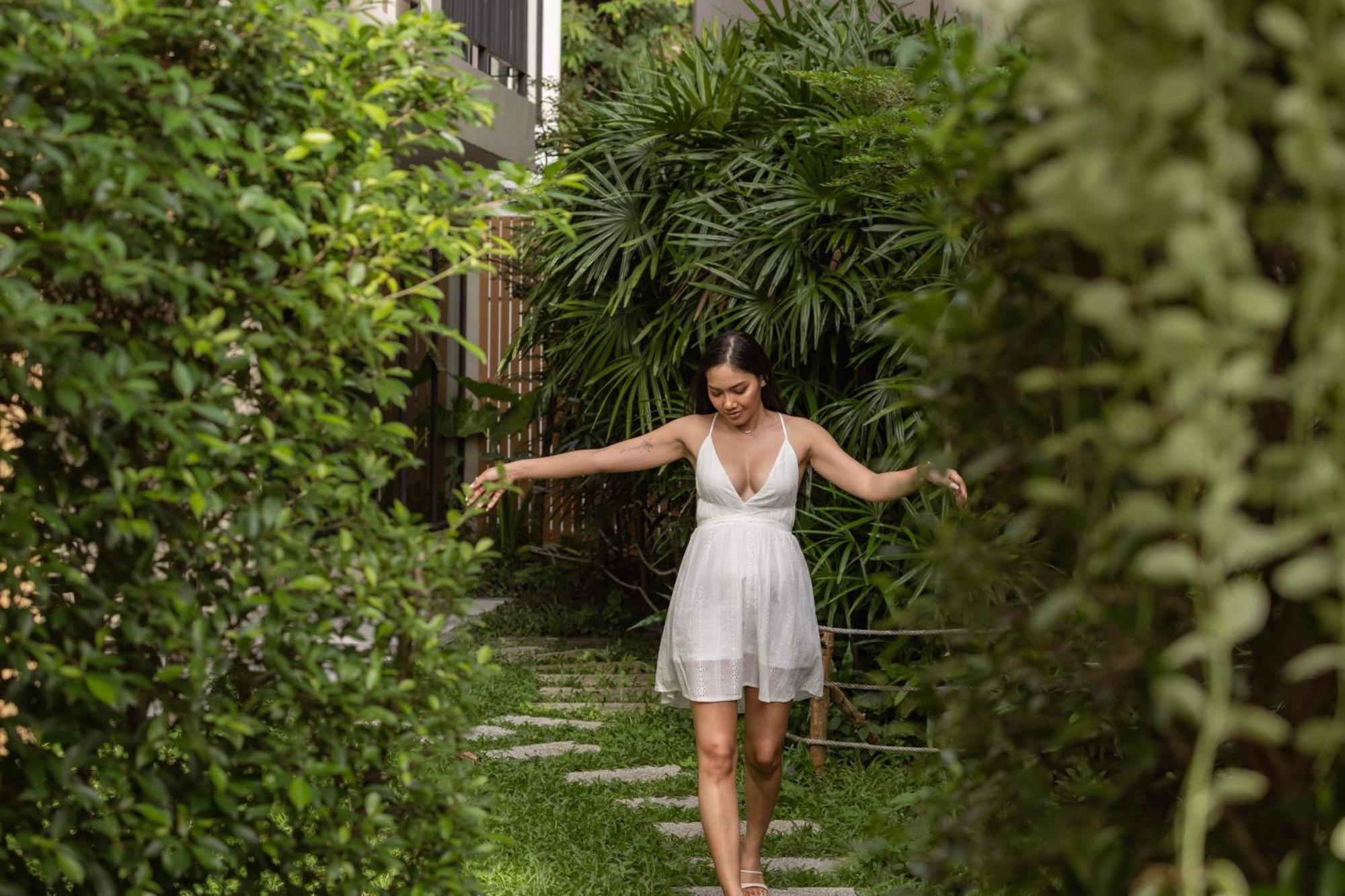 Skyview Resort Phuket Patong Beach Extérieur photo A woman walking through a garden