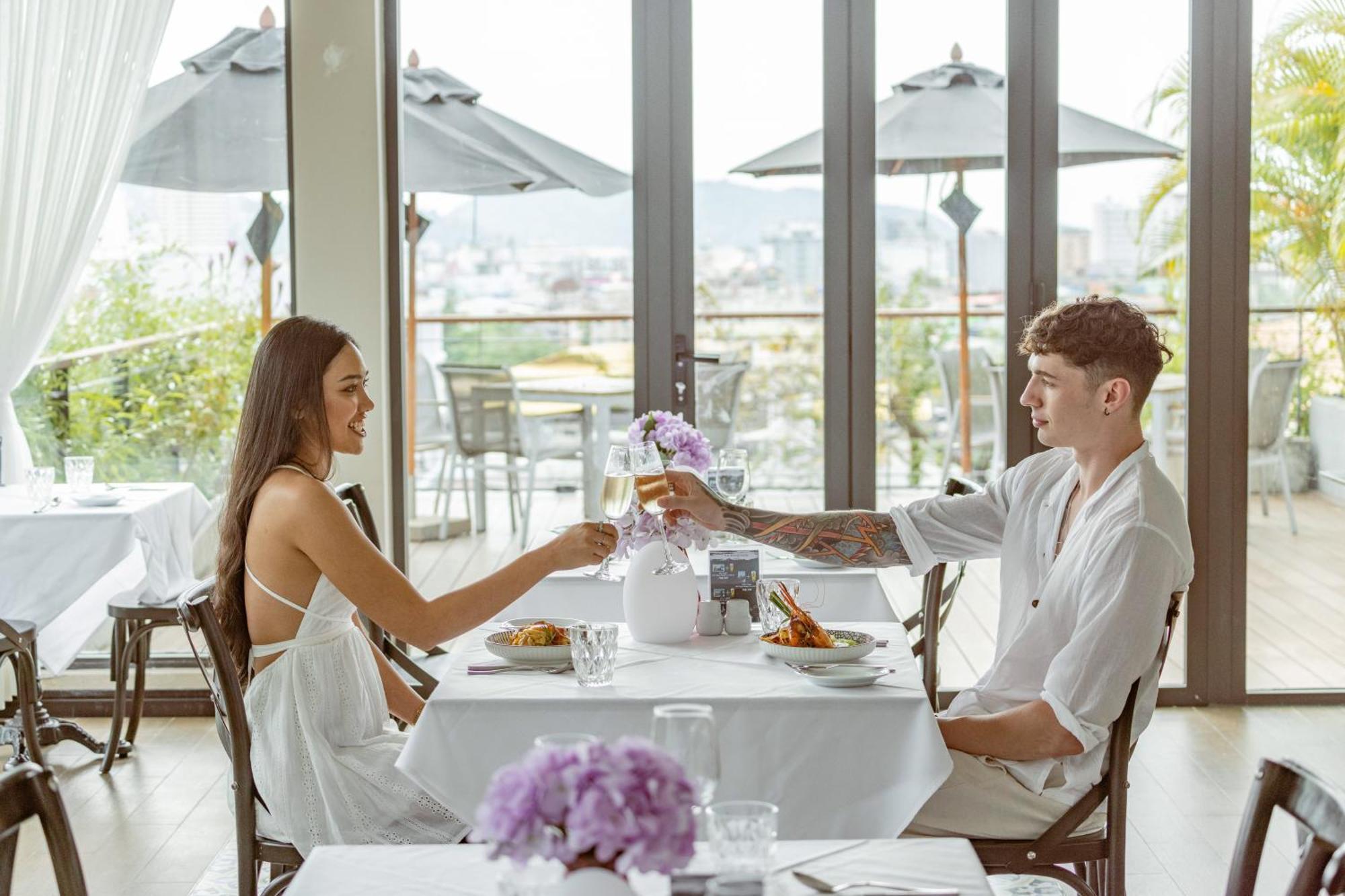 Skyview Resort Phuket Patong Beach Extérieur photo A couple dining together