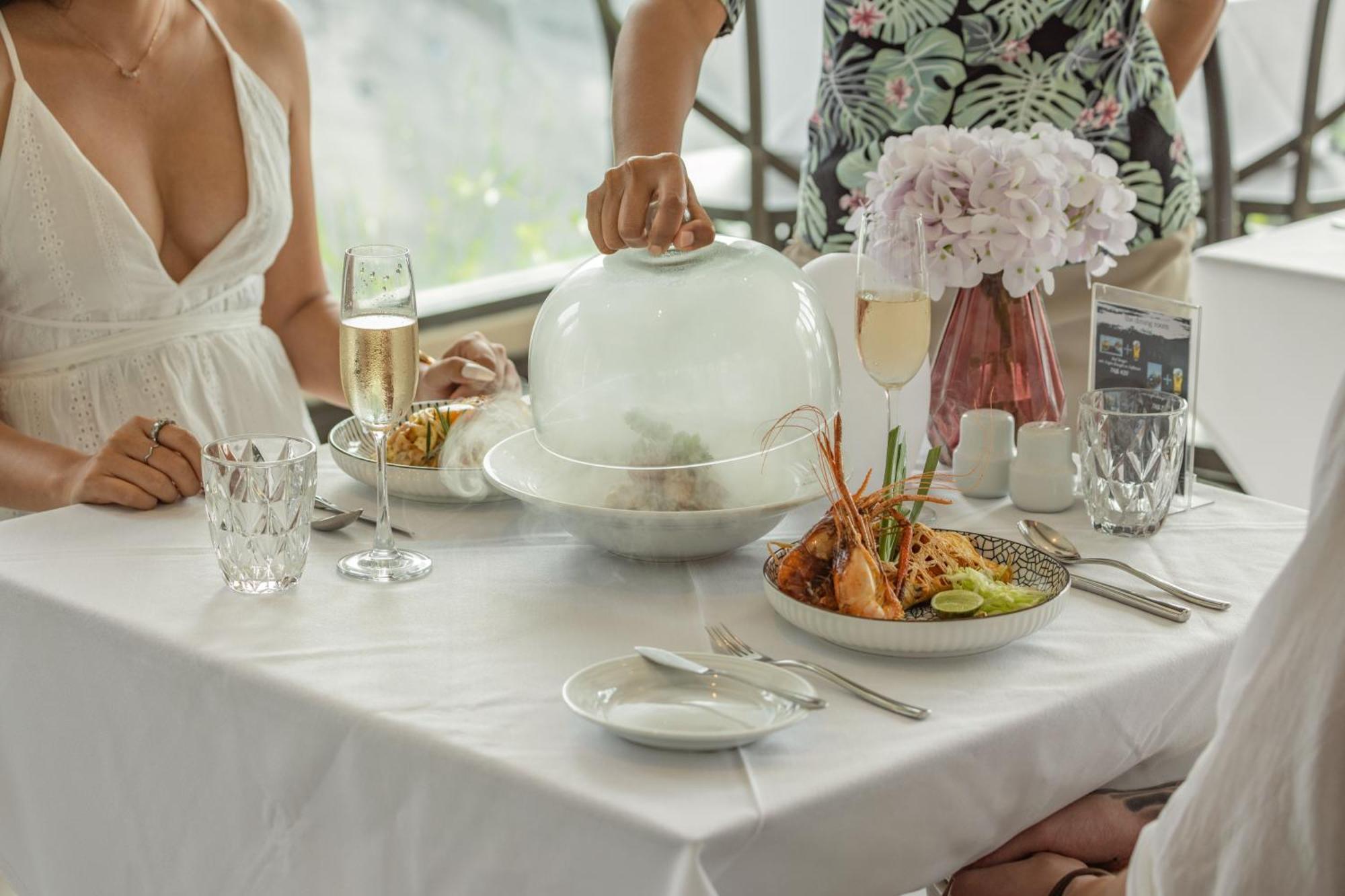 Skyview Resort Phuket Patong Beach Extérieur photo A restaurant in the Maldives