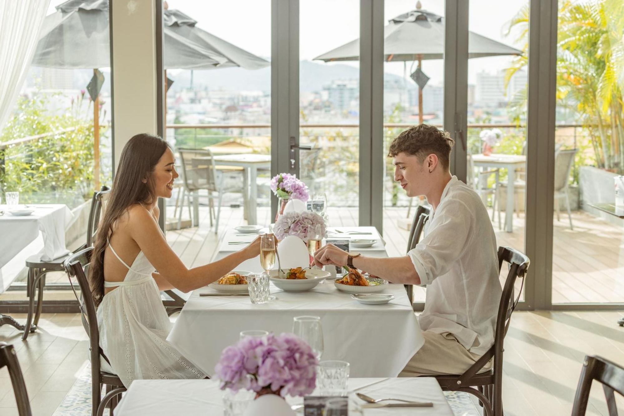 Skyview Resort Phuket Patong Beach Extérieur photo The Terrace
