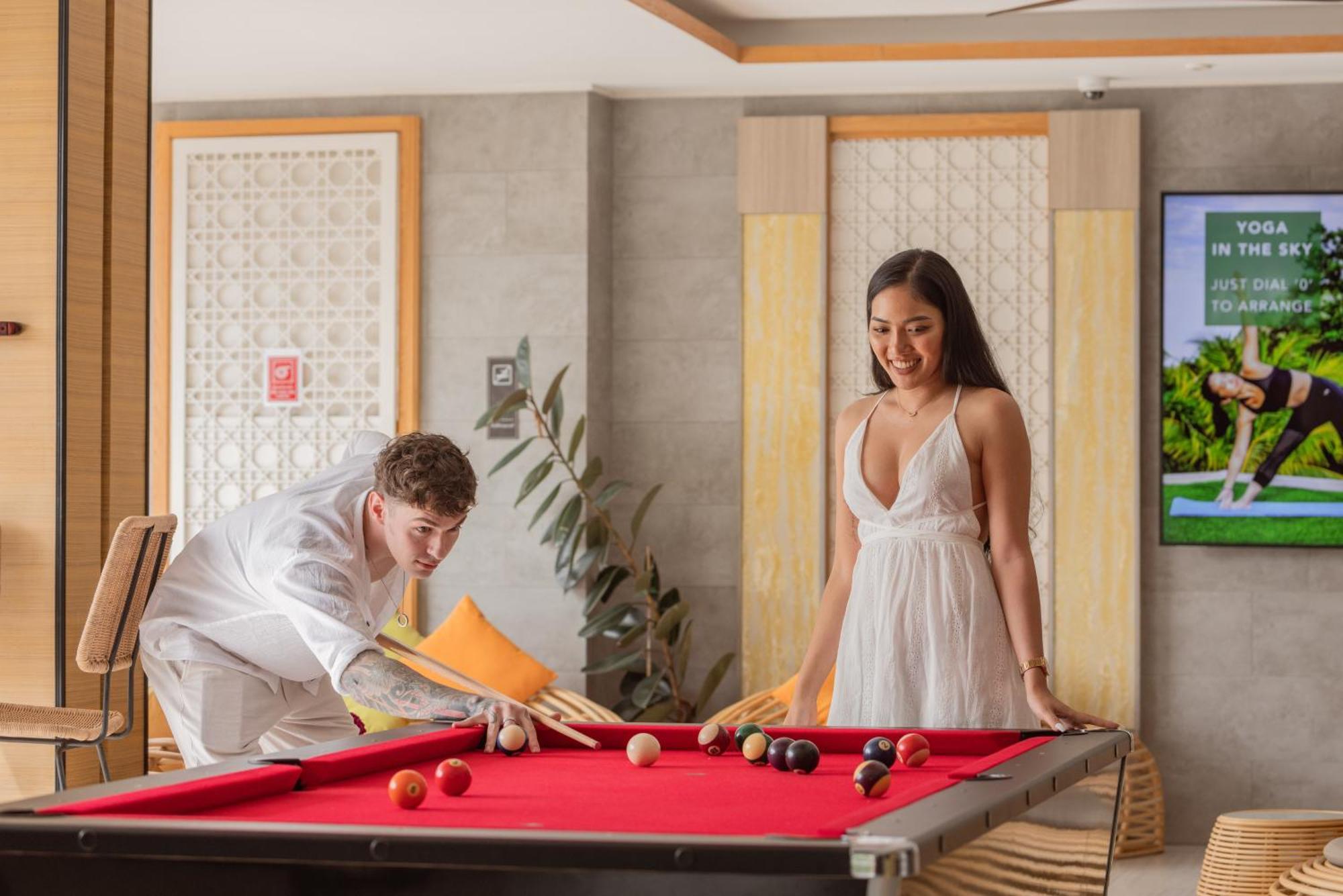 Skyview Resort Phuket Patong Beach Extérieur photo A pool table