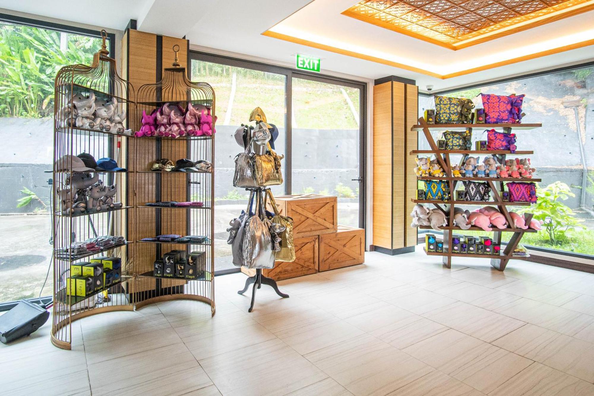 Skyview Resort Phuket Patong Beach Extérieur photo The gift shop at the Butterfly in the City