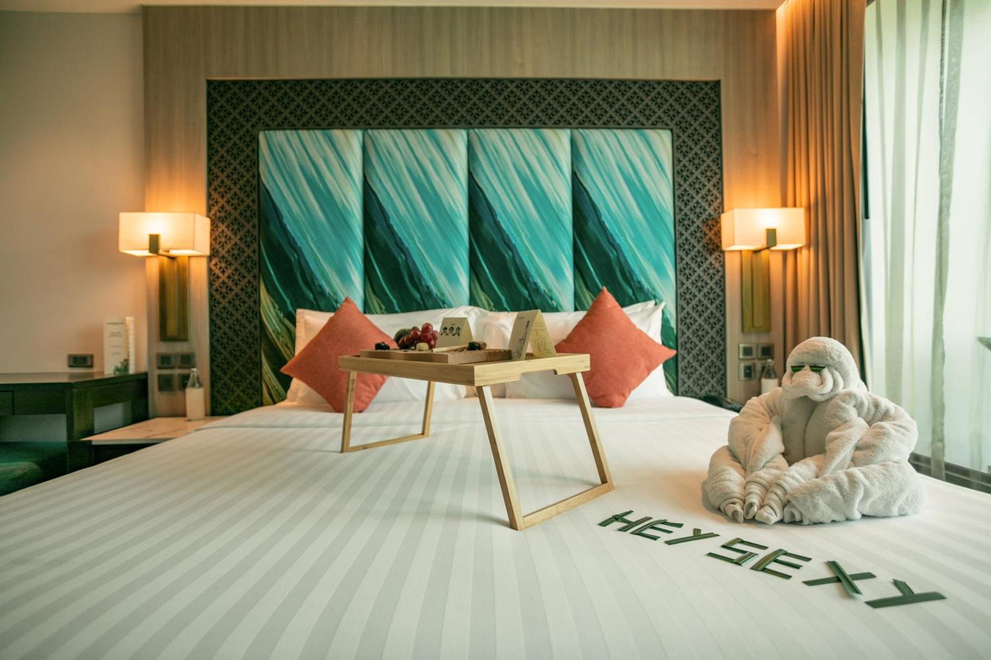 Skyview Resort Phuket Patong Beach Extérieur photo A bedroom at the hotel