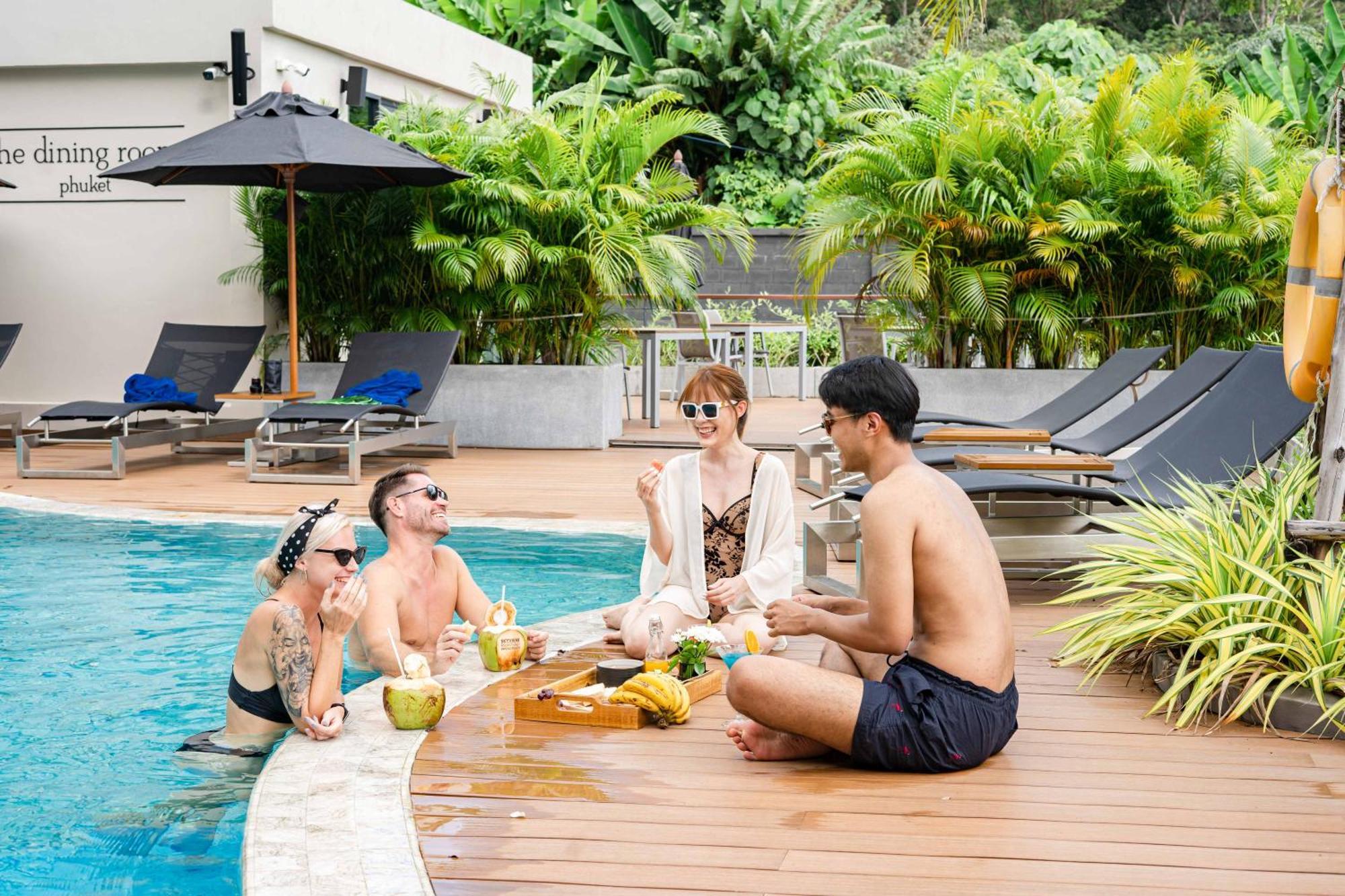Skyview Resort Phuket Patong Beach Extérieur photo Pool at The Royal
