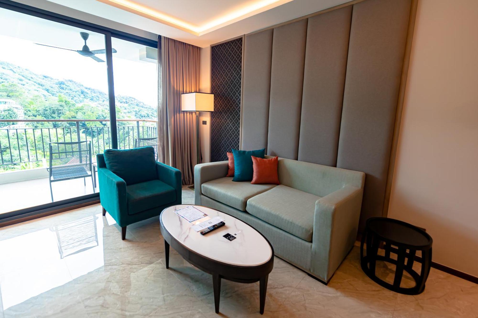 Skyview Resort Phuket Patong Beach Extérieur photo Living room of a suite