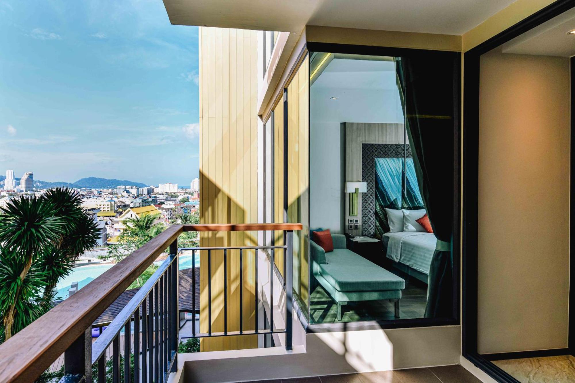 Skyview Resort Phuket Patong Beach Extérieur photo Deluxe Room with balcony