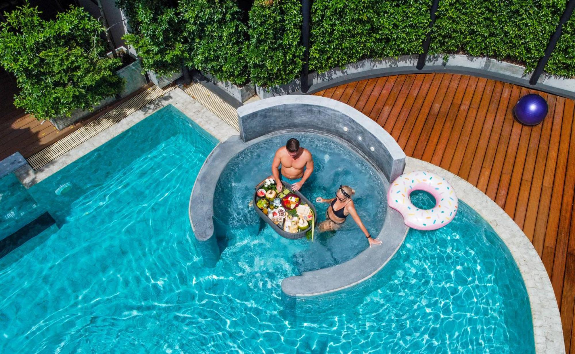 Skyview Resort Phuket Patong Beach Extérieur photo A floating pool table