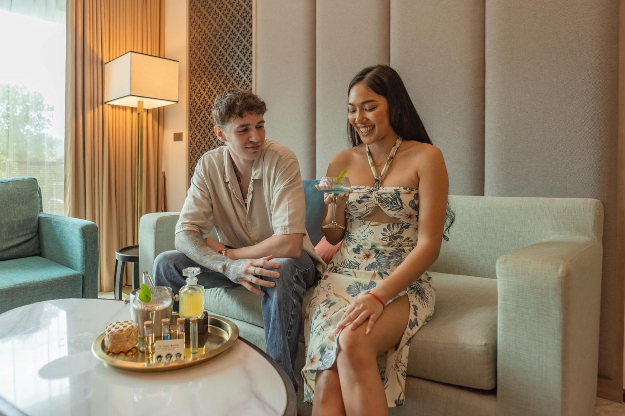 Skyview Resort Phuket Patong Beach Extérieur photo A couple at the hotel