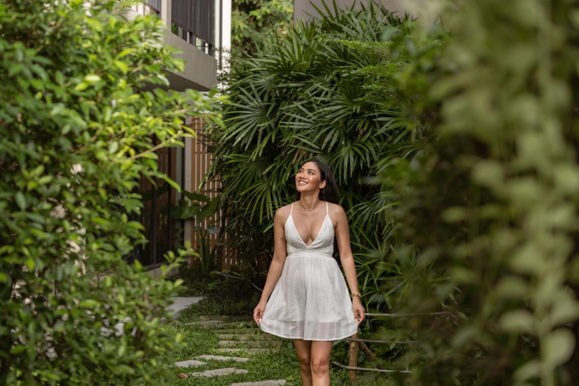 Skyview Resort Phuket Patong Beach Extérieur photo A woman wearing a white dress